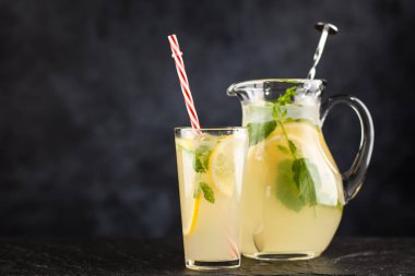 Bir kavanoz limonata.