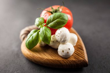 domates fesleğen ve mozzarella