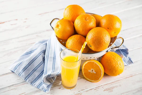 Oranges fraîches dans une passoire — Photo