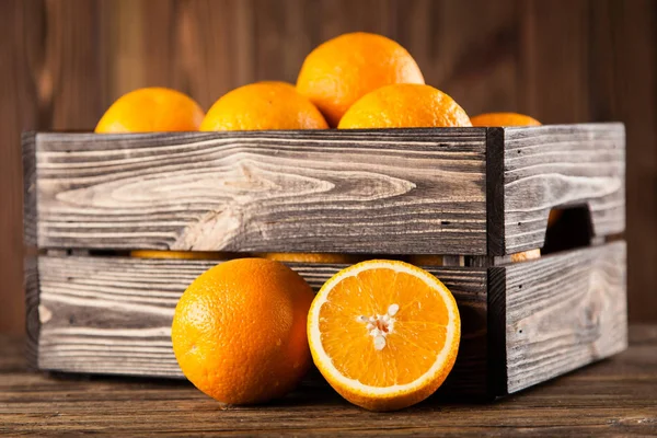Bir sandık içinde taze portakal — Stok fotoğraf