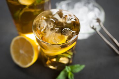 Limonlu ve naneli buzlu çay.