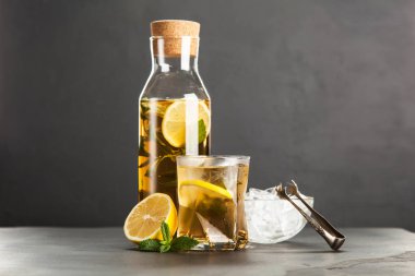 Limonlu ve naneli buzlu çay.