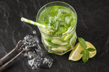 Mojito koyu arka plan üzerinde kokteyl
