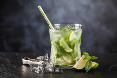 Mojito koyu arka plan üzerinde kokteyl