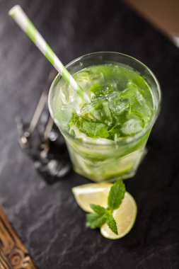 Mojito koyu arka plan üzerinde kokteyl