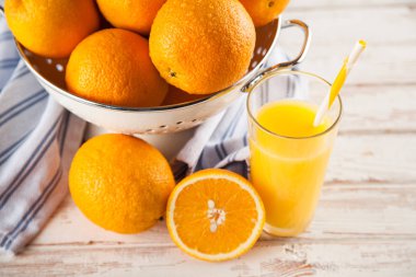 Bir kevgir içinde taze portakal