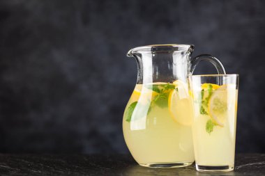 Bir kavanoz limonata.