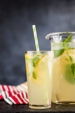 Bir kavanoz limonata.