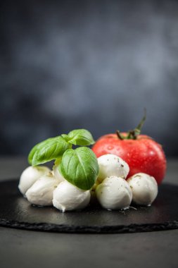 domates fesleğen ve mozzarella