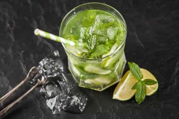 Mojito koktajl na ciemnym tle — Zdjęcie stockowe