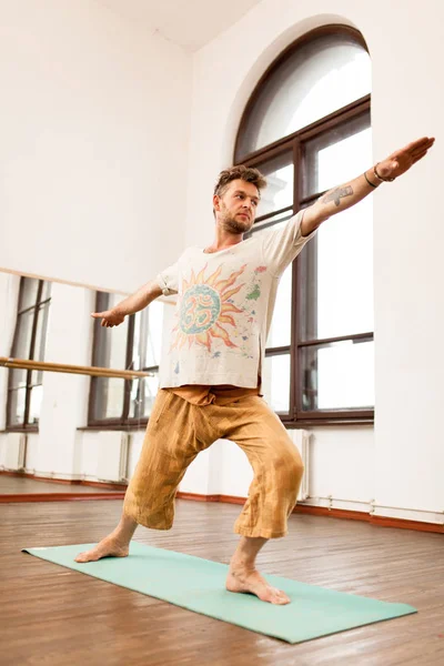 练瑜伽的男人 — 图库照片
