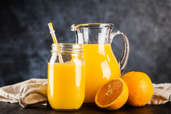 Βάζο με χυμό πορτοκάλι — Φωτογραφία Αρχείου