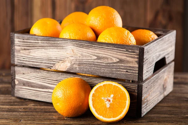 Свежие апельсины в ящике — стоковое фото