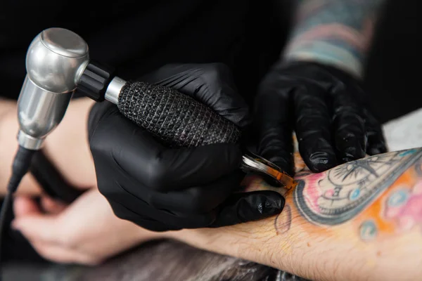 Tatuagem artista em um estúdio — Fotografia de Stock