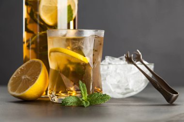 Limonlu ve naneli buzlu çay.