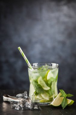 Mojito koyu arka plan üzerinde kokteyl