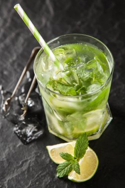 Mojito koyu arka plan üzerinde kokteyl