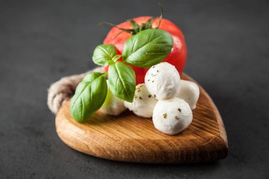 domates fesleğen ve mozzarella