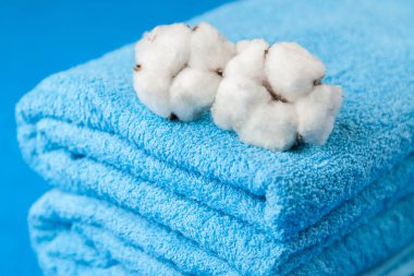 Yumuşak mavi havlu