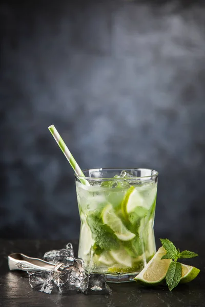 Mojito cocktail sur fond sombre — Photo