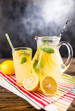 Bir kavanoz limonata.