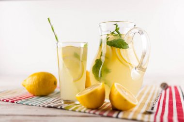 Bir kavanoz limonata.