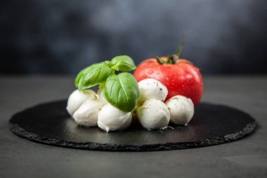 domates fesleğen ve mozzarella