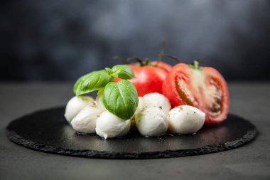domates fesleğen ve mozzarella