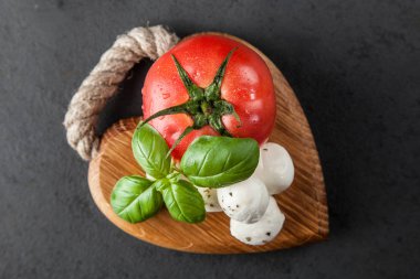 domates fesleğen ve mozzarella