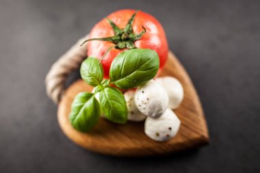 domates fesleğen ve mozzarella