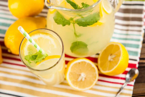 Bir kavanoz limonata.