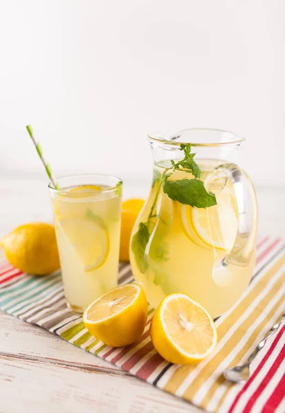 Bir kavanoz limonata. — Stok fotoğraf