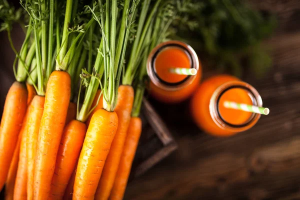 Zumo de zanahoria orgánica fresca — Foto de Stock