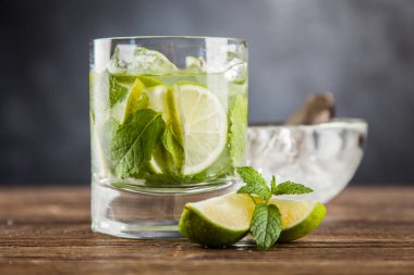 Mojito koyu arka plan üzerinde kokteyl