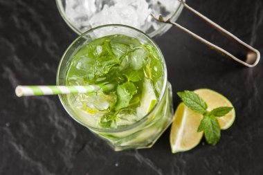 Mojito koyu arka plan üzerinde kokteyl