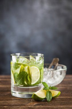 Mojito koyu arka plan üzerinde kokteyl