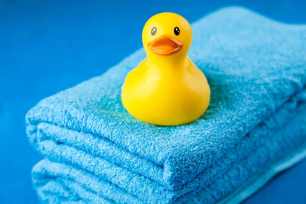 Soft blue towels and a toy duck — Stock Photo, Image