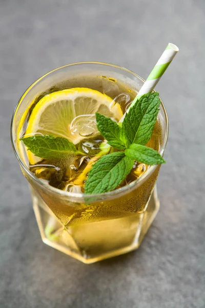 Limonlu ve naneli buzlu çay.