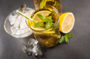 Limonlu ve naneli buzlu çay.