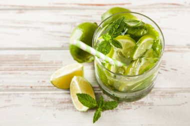Mojito Beyaz ahşap arka plan üzerinde kokteyl