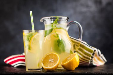 Bir kavanoz limonata.