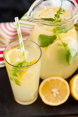 Bir kavanoz limonata.