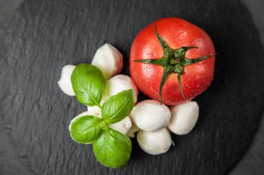 domates fesleğen ve mozzarella