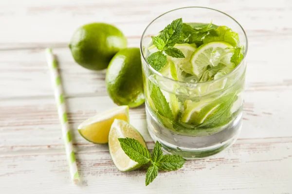 Mojito Beyaz ahşap arka plan üzerinde kokteyl