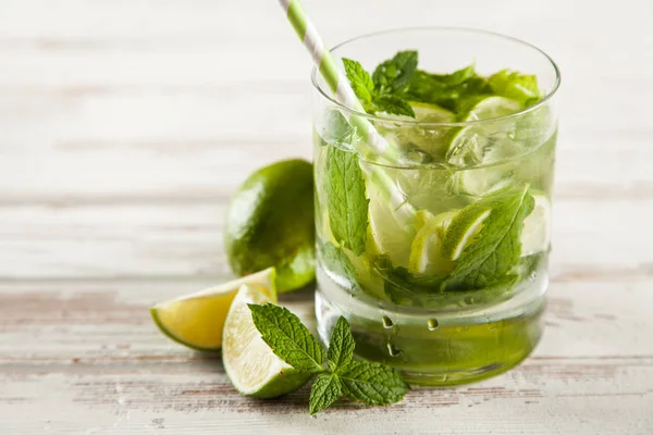 Mojito Beyaz ahşap arka plan üzerinde kokteyl