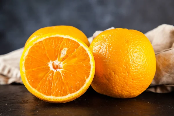 Koyu arkaplanda taze portakallar — Stok fotoğraf