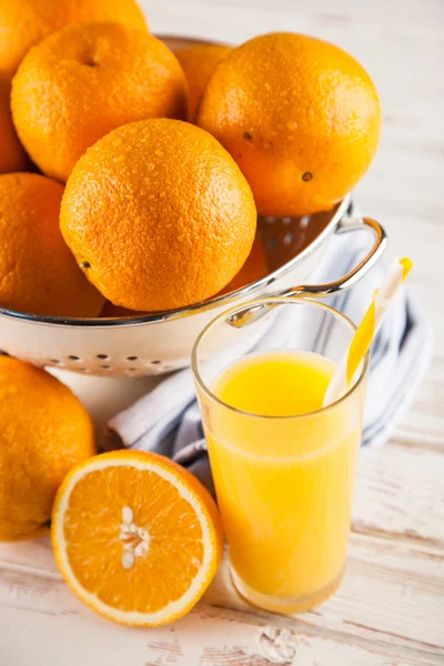 Свіжі апельсини в друшляку — стокове фото