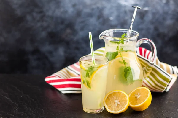 Bir kavanoz limonata.