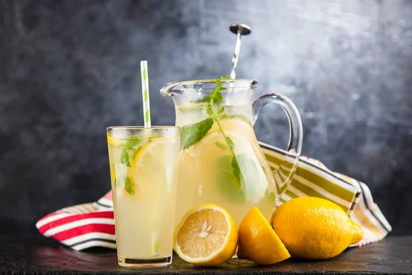 Bir kavanoz limonata.