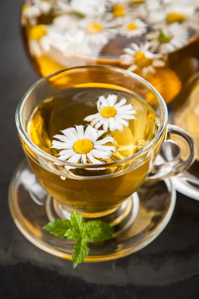 Bir fincan papatya çayı.